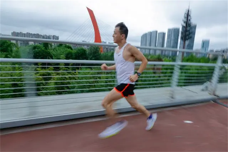 Un Chinois a couru 13 023 kilomètres en 1 087 jours pour arriver jusqu'aux Jeux Olympiques de Paris