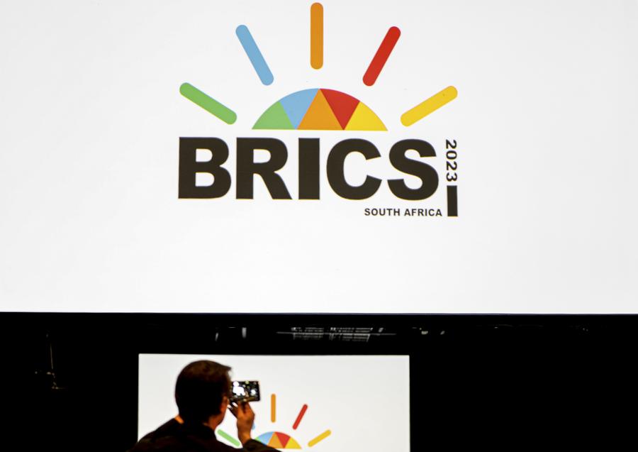 Un homme prend des photos au centre des médias du 15e sommet des BRICS à Johannesburg, en Afrique du Sud, le 21 août 2023.  (Xinhua/Li Yahui)