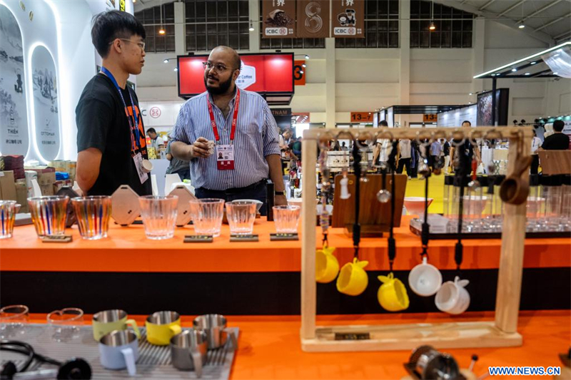  Un visiteur discute avec un exposant de l'industrie du café lors de la 8e Exposition Chine-Asie du Sud, à Kunming, capitale de la province chinoise du Yunnan (sud-ouest), le 24 juillet 2024.(Photo : Hu Chao)