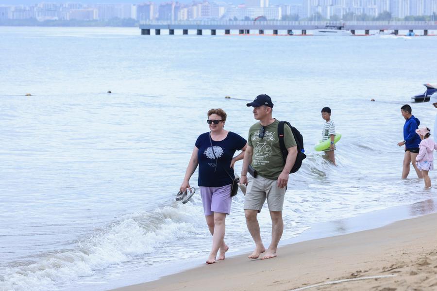 Des touristes étrangers sur une plage à Sanya, dans la province chinoise de Hainan (sud), le 18 juillet 2024. (Photo : Zhang Liyun)