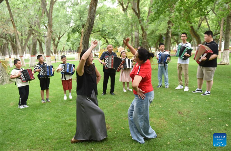 Xinjiang : la ville de Tacheng promeut la culture et le tourisme de l'accordéon