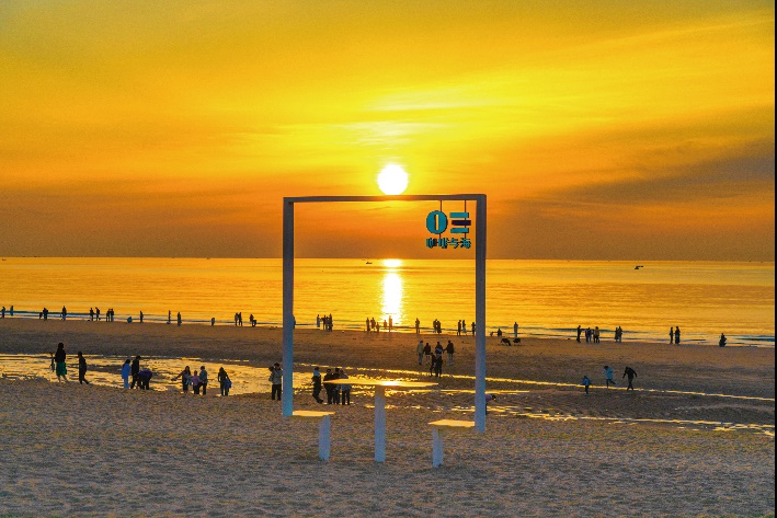 Des habitants locaux se promènent sur le site touristique de Wanpingkou à Rizhao, dans la province du Shandong (est de la Chine). (Photo avec l'aimable autorisation du département de la communication du comité municipal du Parti communiste chinois de Rizhao)