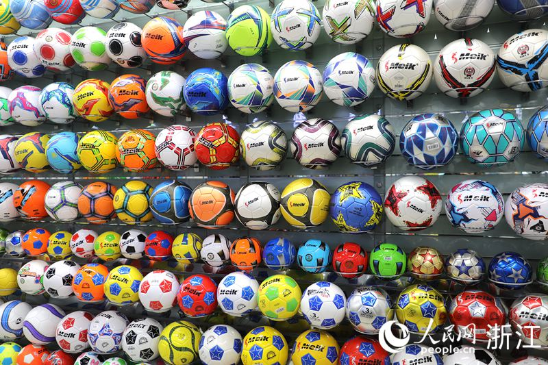 Photo montrant des échantillons de produits de football dans la boutique d'Aokai Sporting Equipments sur le marché international de Yiwu, dans la province du Zhejiang (est de la Chine). (Fang Pengyimeng / Le Quotidien du Peuple en ligne)