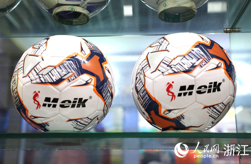 Photo montrant des produits de la marque « Meik », lancés par Aokai Sporting Equipments à Yiwu, dans la province du Zhejiang (est de la Chine). (Fang Pengyimeng / Le Quotidien du Peuple en ligne)