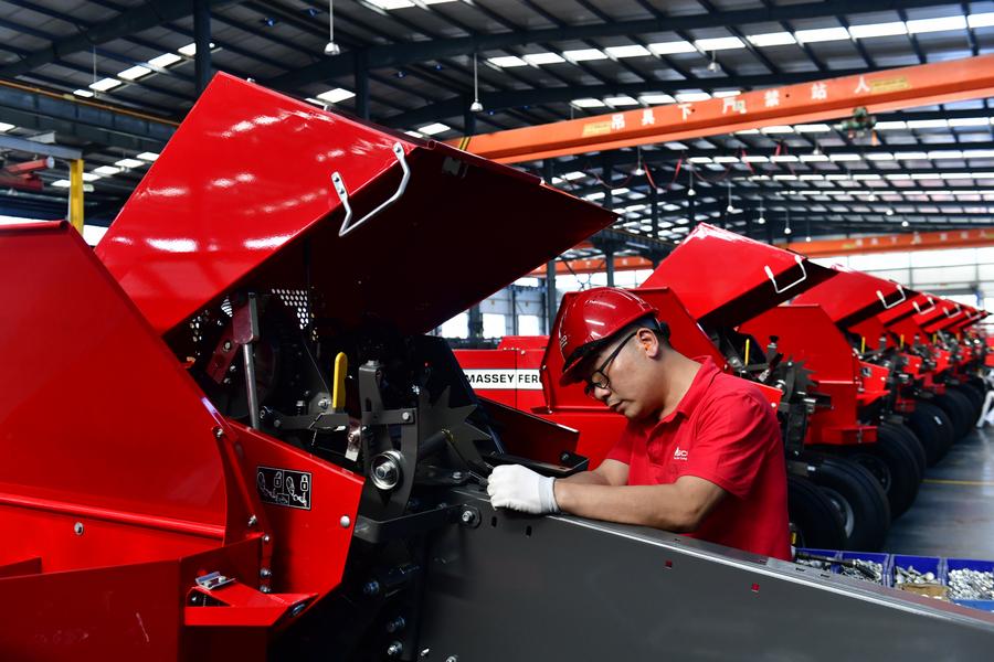 Un employé travaille dans une usine de machines agricoles de la ville de Da