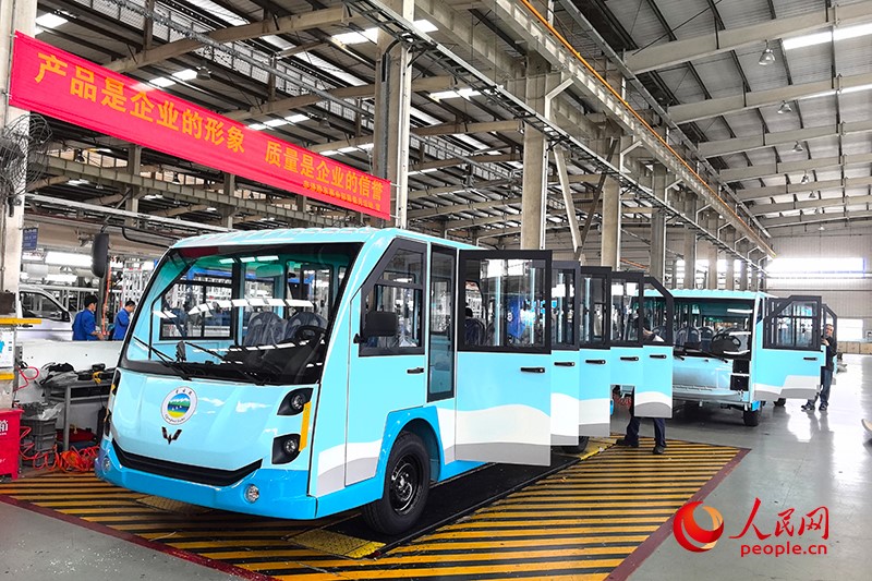 Des ouvriers inspectent la qualité des bus touristiques dans l'atelier de production de véhicules tout-terrain de Liuzhou Wuling Automobile Industry Co., Ltd., à Liuzhou, dans la région autonome Zhuang du Guangxi (sud de la Chine). (Fu Huazhou / Le Quotidien du Peuple en ligne)