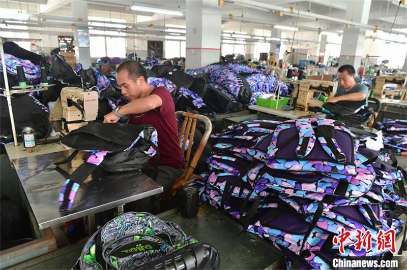 La production bat son plein dans l'atelier du groupe Xiangxing, un fabricant de sacs et de bagages situé dans la ville de Fuqing, une ville-district administrée par Fuzhou, capitale de la province du Fujian (sud-est de la Chine), le 29 juillet. (Zhang Bin / China News Service)