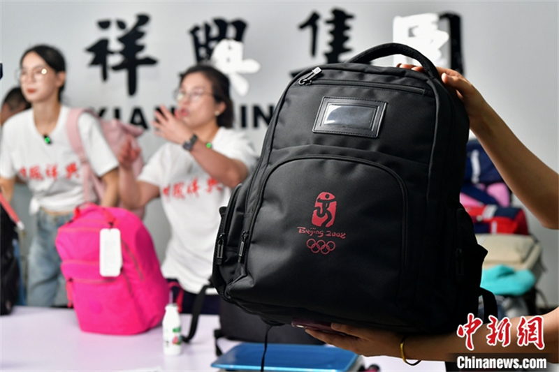 Un employé présente un sac à dos pour les médias des Jeux olympiques de Beijing 2008 dans le hall d'exposition du groupe Xiangxing, le 29 juillet. Fournisseur de sacs à dos pour les médias pour les Jeux olympiques de Beijing 2008, l'entreprise prévoit une forte augmentation des commandes pendant les Jeux olympiques de Paris 2024. (Zhang Bin / China News Service)