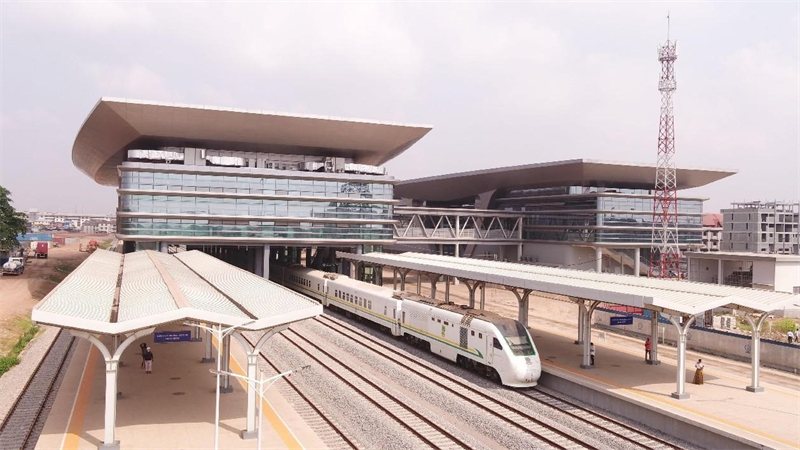 Le chemin de fer reliant Lagos à Ibadan, construit au Nigeria par une entreprise chinoise, facilite les déplacements des personnes et accélère la modernisation des activités industrielles et économiques du Nigeria. La photo montre le train s'arrêtant à la gare de Mobolaji Johnson à Lagos. (Photo / Lan Yuanhong)