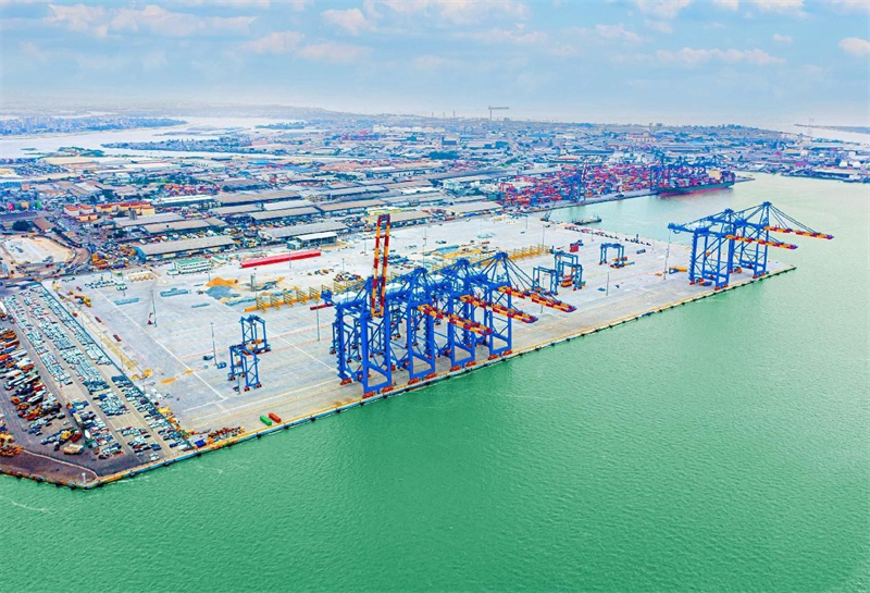 Le projet d'expansion du port d'Abidjan en Côte d'Ivoire, construit par une entreprise chinoise, est l'une des réalisations importantes de la construction conjointe de haute qualité de l'Initiative « La Ceinture et la Route » et de la coopération pragmatique sino-africaine. Depuis sa mise en service en 2022, le débit du port d'Abidjan a considérablement augmenté, ce qui a effectivement favorisé le développement économique et social local. À l'heure actuelle, le port d'Abidjan est devenu une plaque tournante importante en Afrique de l'Ouest. La photo montre une photo aérienne du port d'Abidjan. (Photo / Chuai Zhichao)