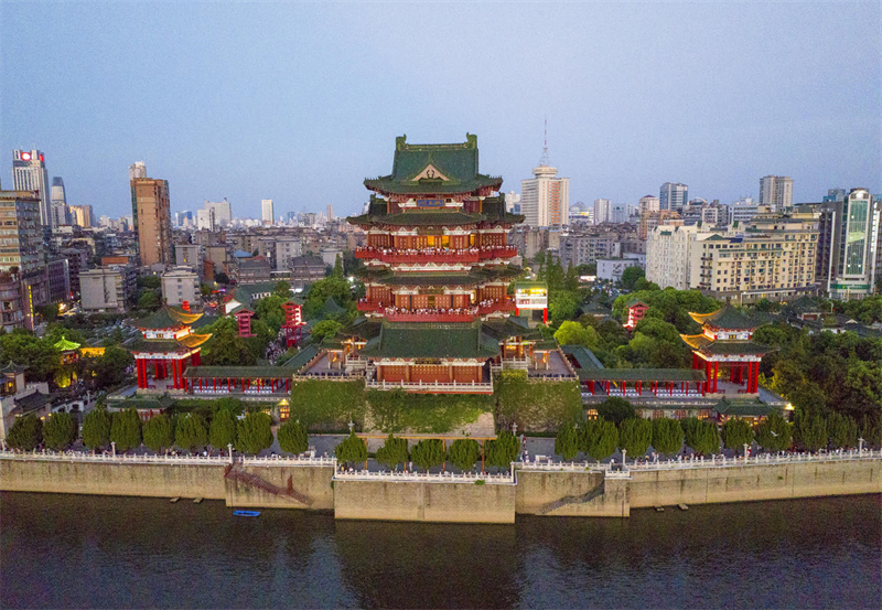 Jiangxi : le quartier touristique du Pavillon Tengwang dynamise l'économie nocturne de Nanchang