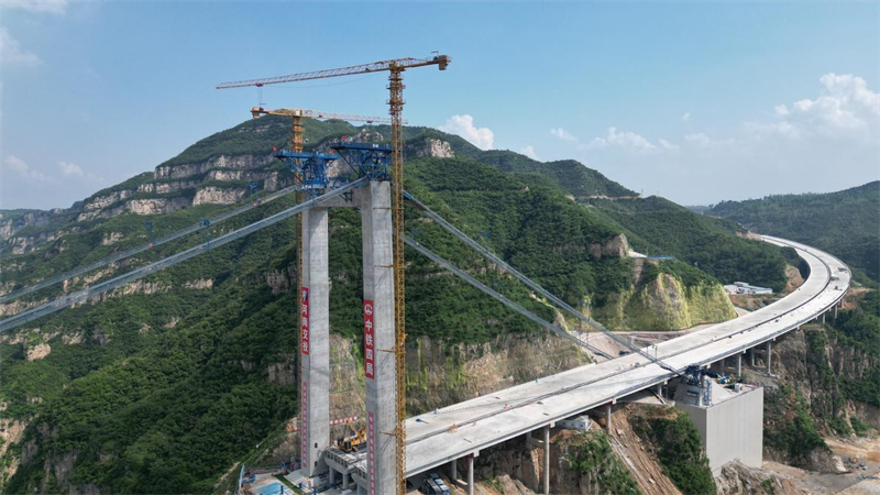 Henan : le pont sur le fleuve Jaune de l'autoroute Jixin entre dans la phase d'installation du câble principal