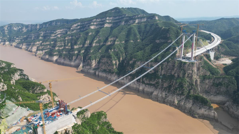 Henan : le pont sur le fleuve Jaune de l'autoroute Jixin entre dans la phase d'installation du câble principal