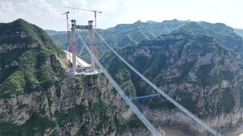 Henan : le pont sur le fleuve Jaune de l'autoroute Jixin entre dans la phase d'installation du câble principal