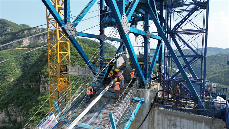 Henan : le pont sur le fleuve Jaune de l'autoroute Jixin entre dans la phase d'installation du câble principal