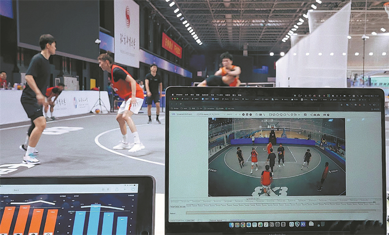 La technologie d'IA de SenseTime aide l'équipe de basket-ball chinoise à analyser des données telles que les mouvements des joueurs chinois et les trajectoires de basket-ball, ainsi que l'efficacité de l'entraînement. (Photo / China Daily)