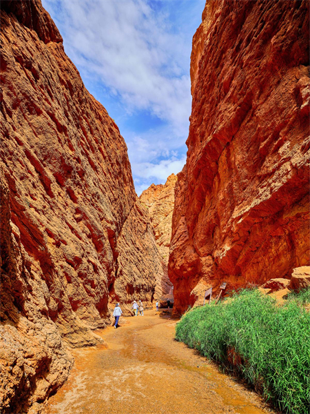 Xinjiang : à Kuqa, le Grand canyon de Tianshan regorge de touristes