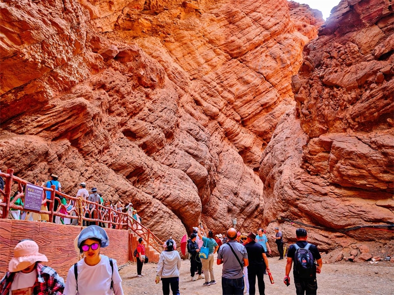 Xinjiang : à Kuqa, le Grand canyon de Tianshan regorge de touristes