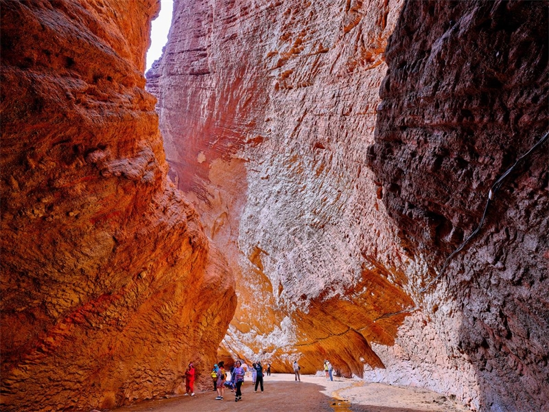 Xinjiang : à Kuqa, le Grand canyon de Tianshan regorge de touristes