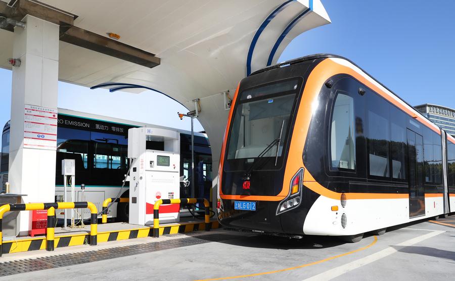 Un bus de moyenne capacité alimenté par une pile à hydrogène s'approche d'une station de ravitaillement en hydrogène dans le nouveau quartier de Lingang de la nouvelle zone de Pudong, à Shanghai, dans l'est de la Chine, le 15 décembre 2022. (Photo : Fang Zhe)