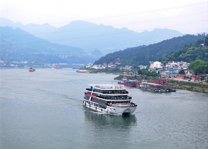 Un navire de croisière intelligent à énergies nouvelles équipé d'un système de pilotage automatique navigue sur les eaux de Sandouping, à Yichang, dans la province du Hubei (centre de la Chine), le 18 mai. (Wang Gang / Pic.people.com.cn)