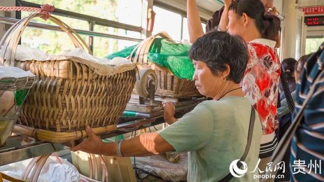 Des producteurs de légumes prennent le bus spécial n° 252 à Guiyang, capitale de la province du Guizhou (sud-ouest de la Chine). (Photo / Le Quotidien du Peuple en ligne)