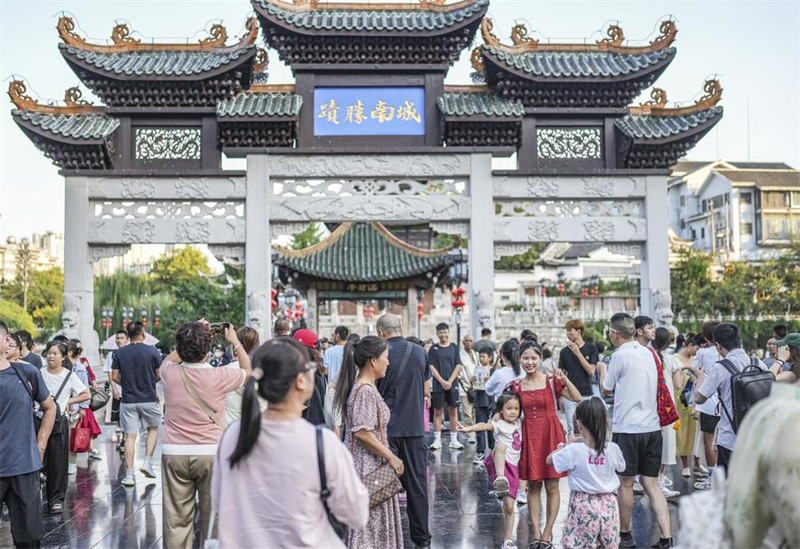 Des touristes dans un site touristique à Guiyang, capitale de la province chinoise du Guizhou (sud-ouest), le 13 août 2024. (Photo : Tao Liang)