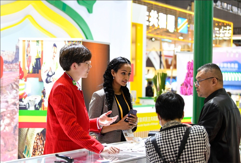 Des visiteurs découvrent le pavillon éthiopien des expositions nationales de la 6e Exposition internationale de l'importation de Chine (CIIE) pour en apprendre davantage sur les produits connexes, le 8 novembre 2023. (Xia Chenxi / Pic.people.com.cn)