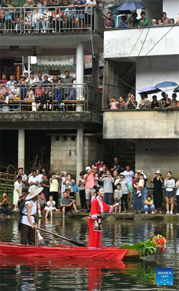 Guangxi : le canton de Wangdong veut créer une marque de « culture de l'eau » et stimuler le tourisme culturel ethnique