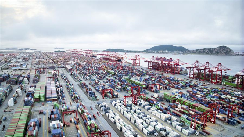 Cette photo prise le 17 septembre 2023 montre une vue du terminal à conteneurs automatisé du port en eaux profondes Yangshan de Shanghai, dans l