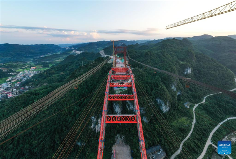 Guizhou : l'arche principale du grand pont de Machanghe jointe avec succès