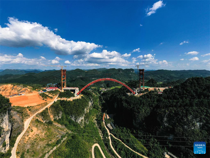 Guizhou : l'arche principale du grand pont de Machanghe jointe avec succès