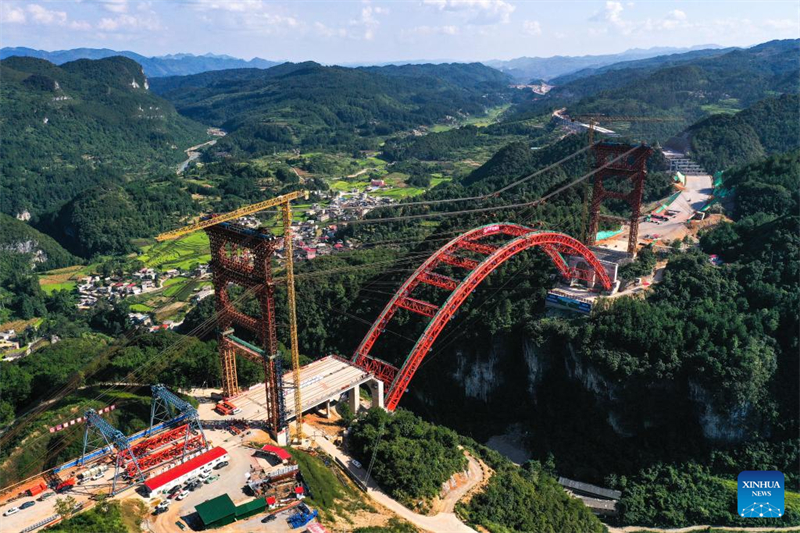 Guizhou : l'arche principale du grand pont de Machanghe jointe avec succès