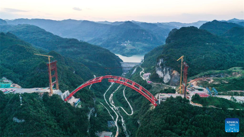 Guizhou : l'arche principale du grand pont de Machanghe jointe avec succès