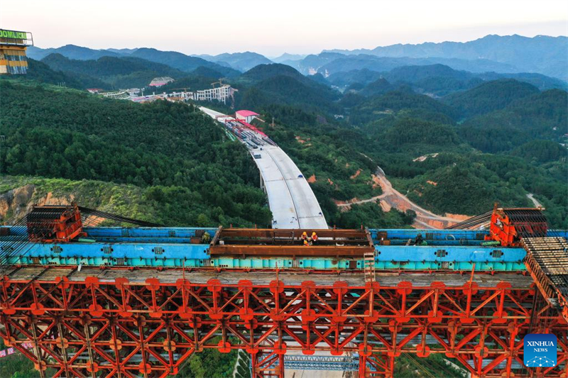 Guizhou : l'arche principale du grand pont de Machanghe jointe avec succès