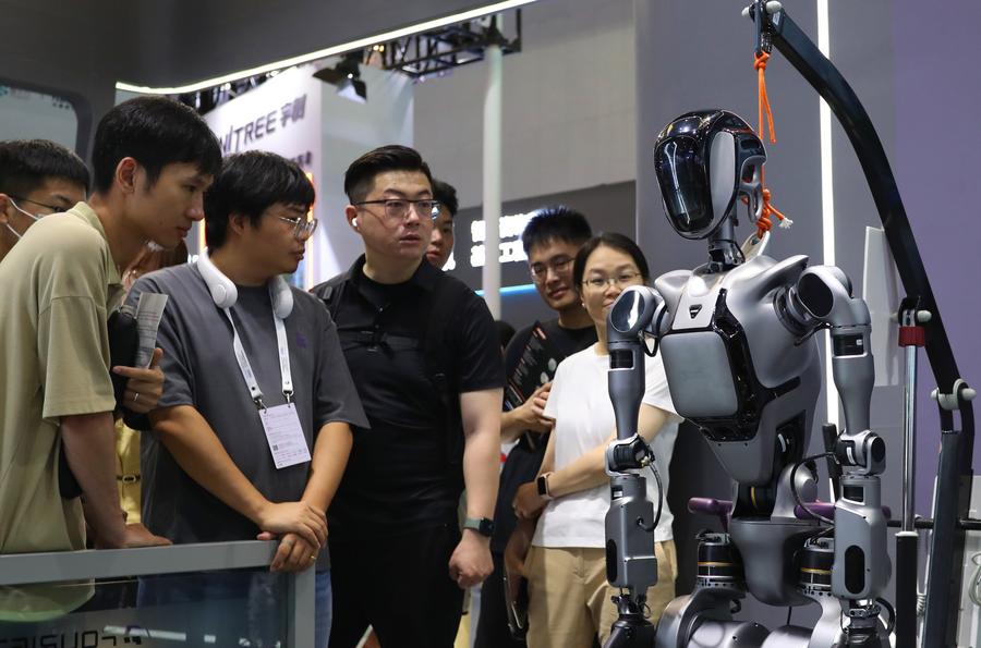 Des visiteurs observent un robot lors de la Conférence mondiale sur l