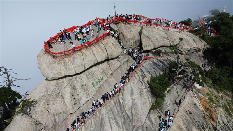 Shaanxi : les touristes grimpent au sommet du mont Hua pour profiter du magnifique paysage