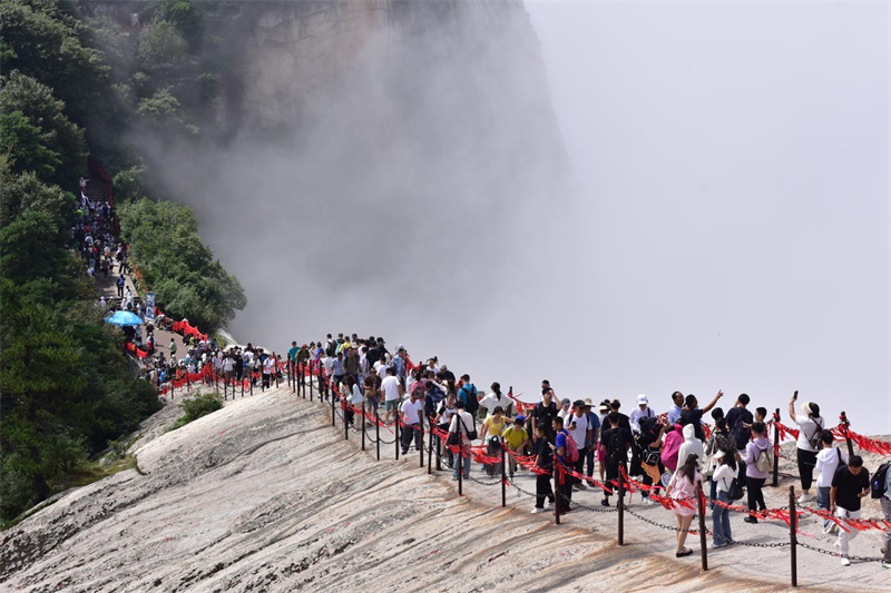 Shaanxi : les touristes grimpent au sommet du mont Hua pour profiter du magnifique paysage