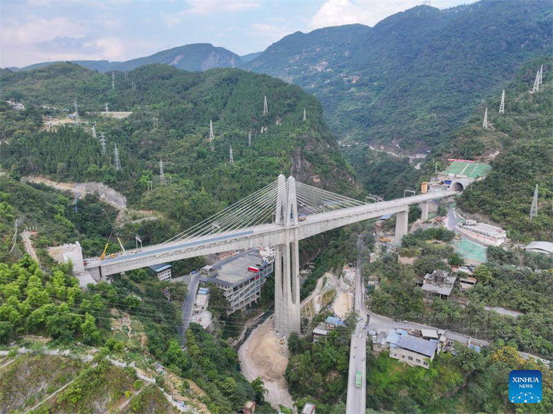 Le tunnel de Zhongling de la ligne à grande vitesse Chongqing-Xiamen a été percé