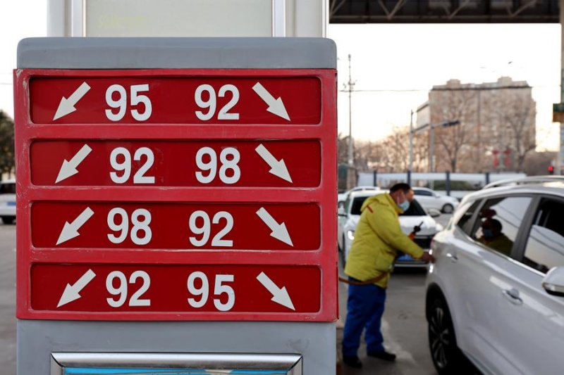 Un employé fait le plein d'une voiture dans une station-service à Zaozhuang, dans la province du Shandong (est de la Chine), le 17 janvier 2023. (Photo : Sun Yang)