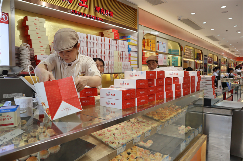 Shanghai : à l'approche de la Fête de la mi-automne, les gâteaux de lune faits à la main se vendent comme des petits pains