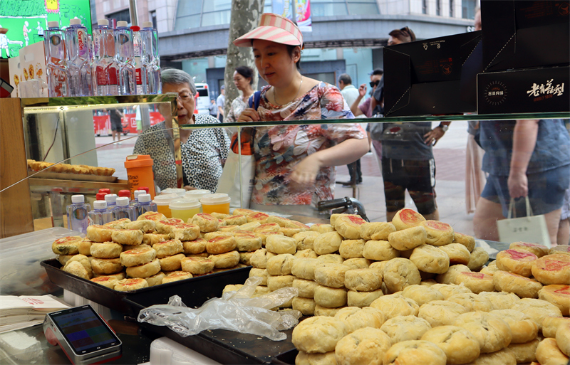 Shanghai : à l'approche de la Fête de la mi-automne, les gâteaux de lune faits à la main se vendent comme des petits pains