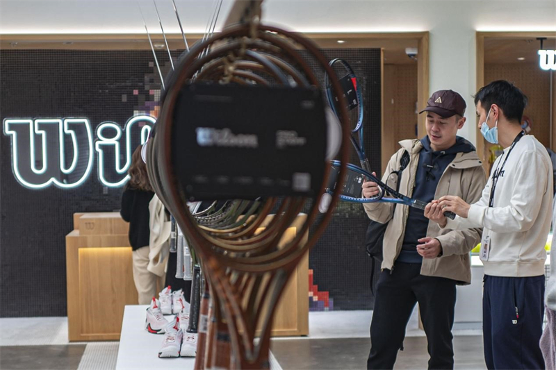 Des gens font leurs courses dans le premier magasin Wilson de Shanghai. (Wang Chu / Pic.people.com.cn)