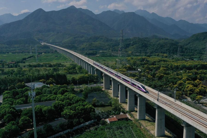 Photo prise par un drone du train à grande vitesse n° G9505 circulant sur un pont de la ligne à grande vitesse Hangzhou-Wenzhou, à Tonglu, dans la province chinoise du Zhejiang (est), le 6 septembre 2024. (Photo : Huang Zongzhi)