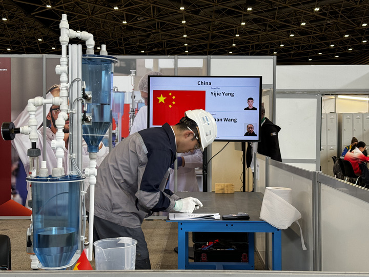 Un compétiteur participe à une épreuve dans les technologies de l'eau lors de la 47e Compétition mondiale des métiers Worldskills à Lyon, en France, le 12 septembre 2024. (Xinhua/Luo Yu)