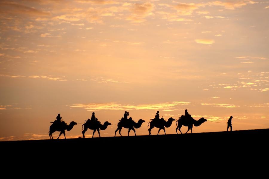 Des gens visitent les sites touristiques du mont Mingsha et de la Source du croissant de lune dans la ville de Dunhuang de la province chinoise du Gansu (nord-ouest), le 15 septembre 2024. (Photo : Zhang Xiaoliang)