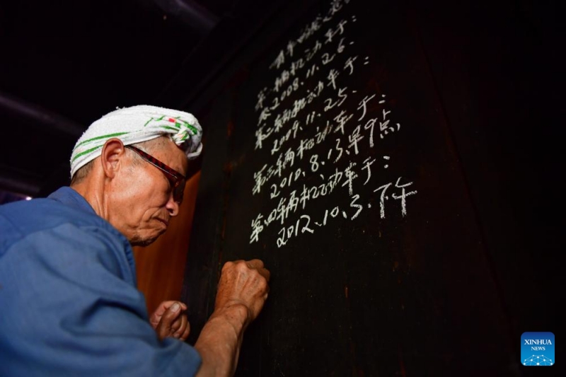 Guangxi/Guizhou : un père et son fils témoins du développement d'un village de montagne Miao