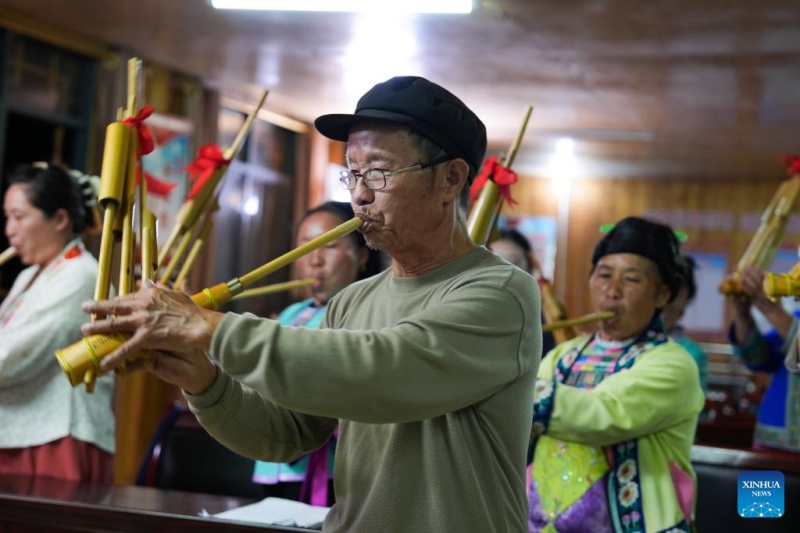 Guangxi/Guizhou : un père et son fils témoins du développement d'un village de montagne Miao