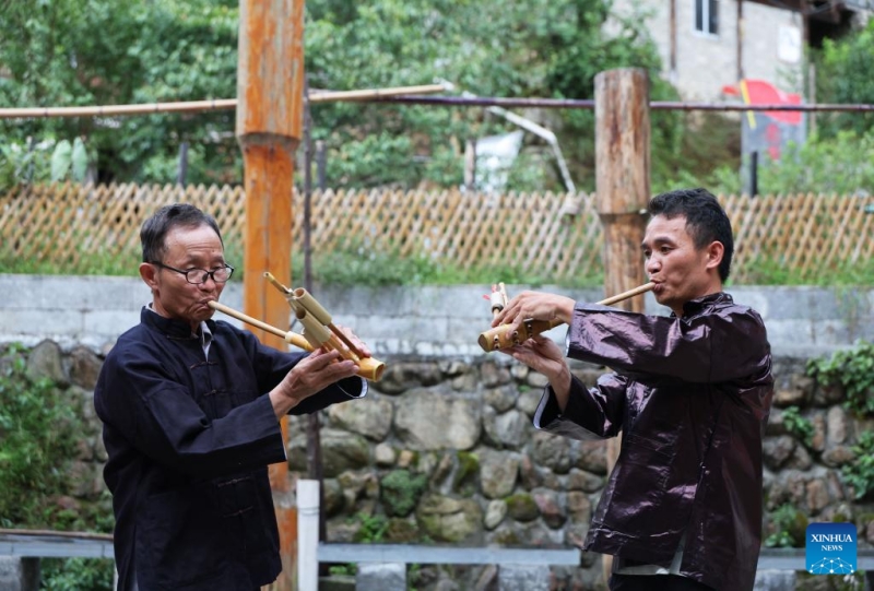 Guangxi/Guizhou : un père et son fils témoins du développement d'un village de montagne Miao