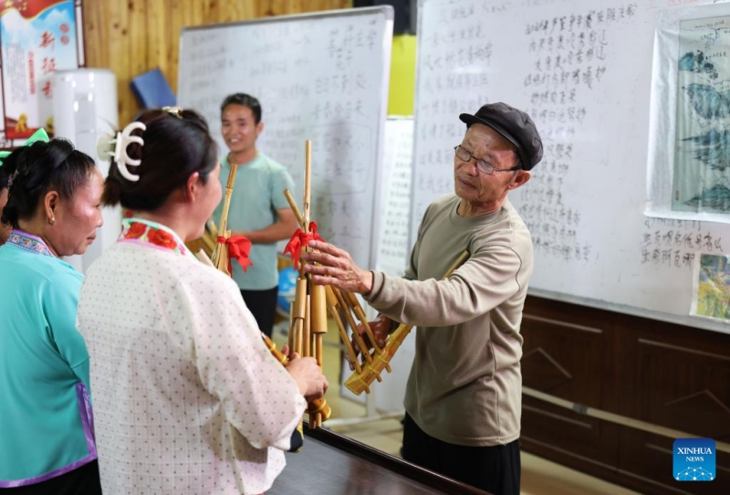 Guangxi/Guizhou : un père et son fils témoins du développement d'un village de montagne Miao